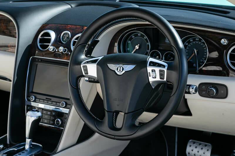 Image 15/38 of Bentley Continental GTC V8 (2013)