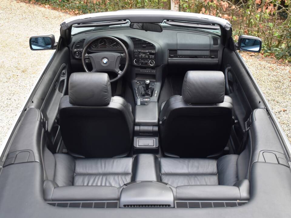 Immagine 24/46 di BMW 320i (1995)