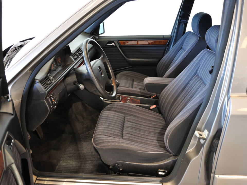 Image 9/25 of Mercedes-Benz 200 E (1992)