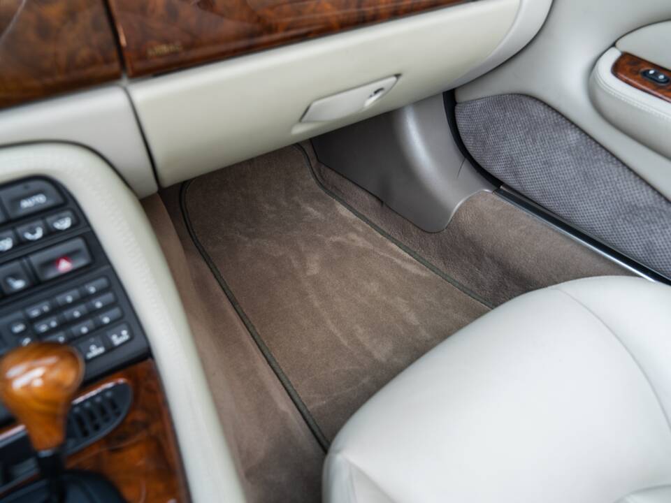 Image 65/91 de Jaguar XK8 4.0 (2000)