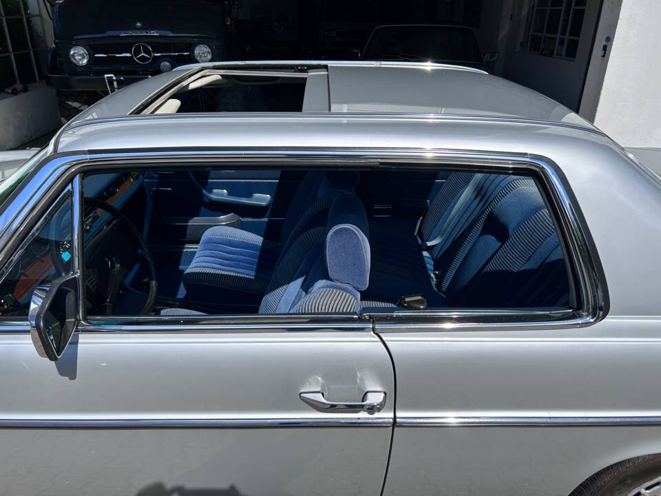 Image 46/61 of Mercedes-Benz 280 CE (1974)