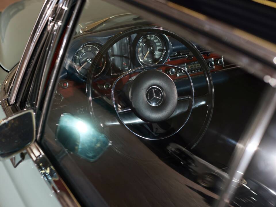 Image 23/91 of Mercedes-Benz 280 SE (1970)