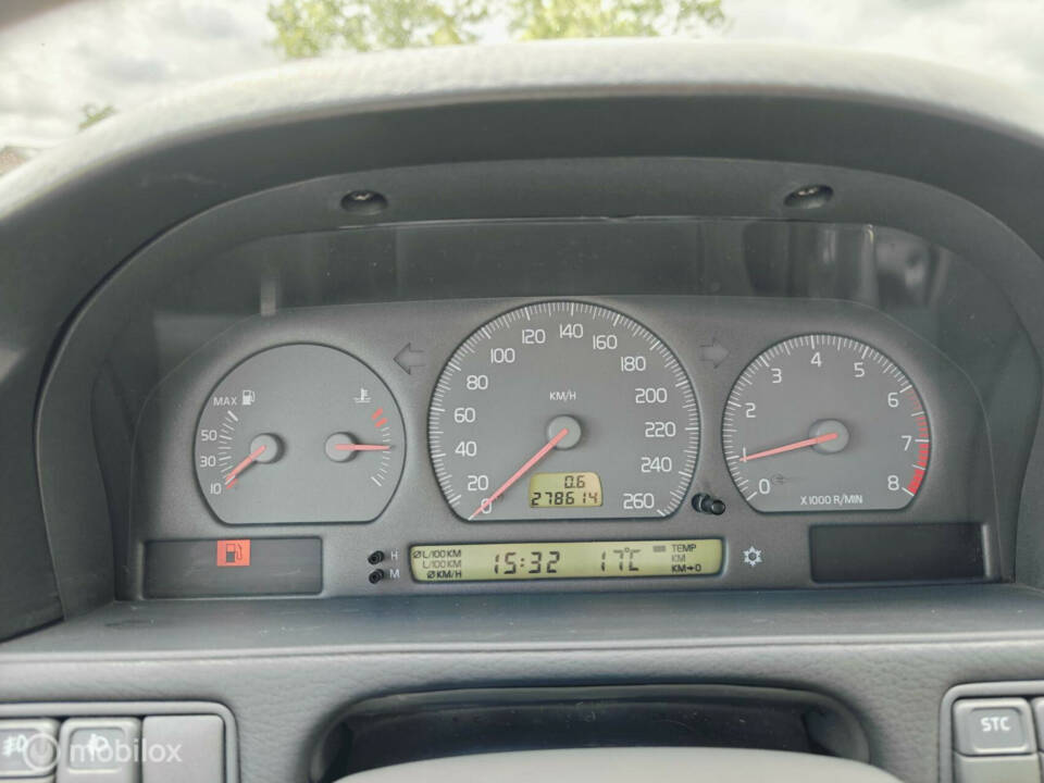 Image 18/32 of Volvo C70 2.4 T (1999)