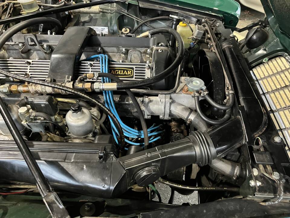 Image 36/47 of Jaguar XJ 6 C 4.2 (1976)