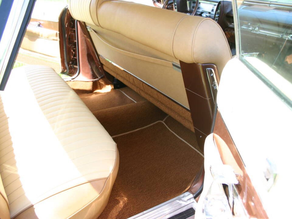 Image 7/20 of Imperial Crown Sedan (1962)