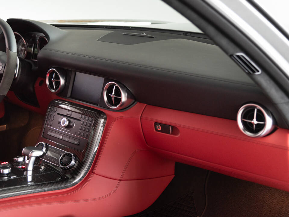Image 37/56 de Mercedes-Benz SLS AMG (2011)