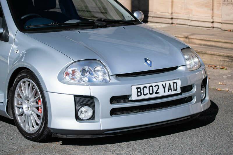 Image 8/40 of Renault Clio II V6 (2002)