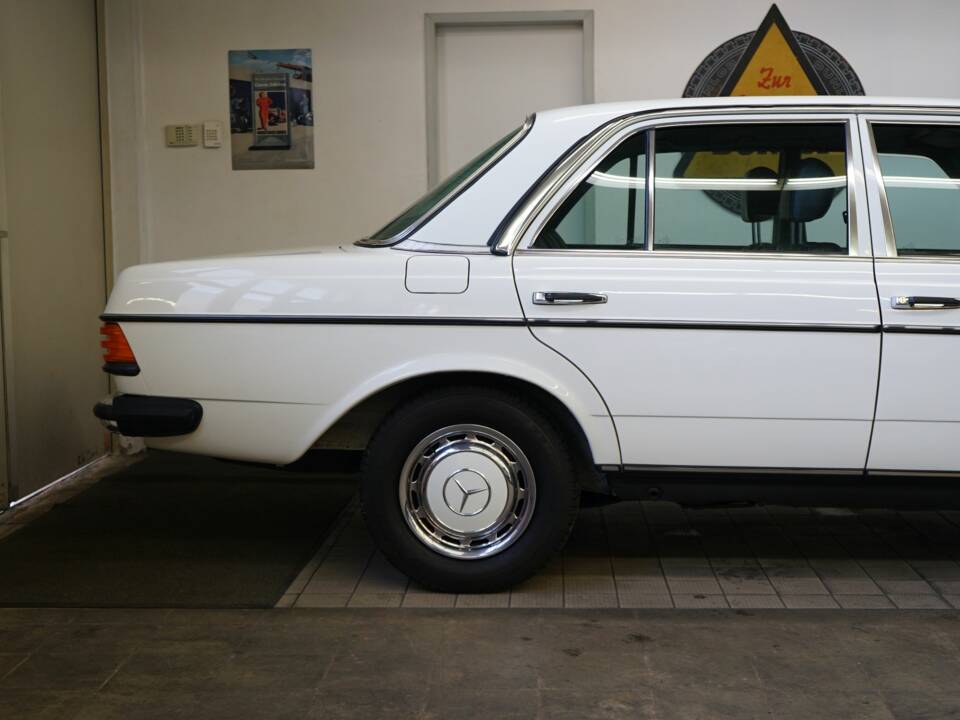 Image 31/33 of Mercedes-Benz 300 D (1984)