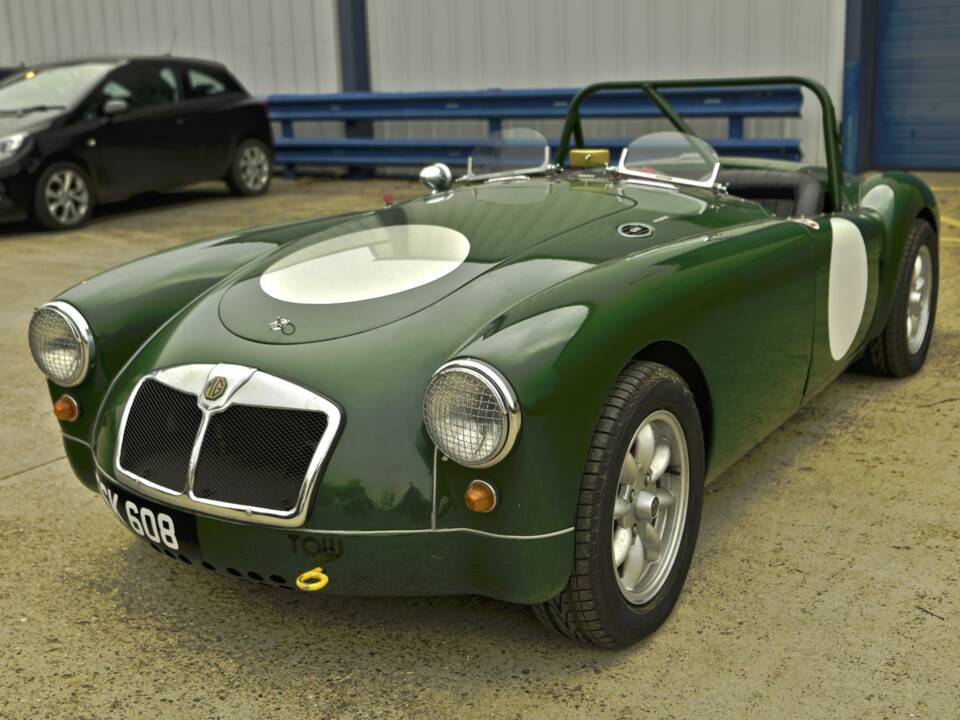 Image 2/36 of MG MGA 1600 (1958)