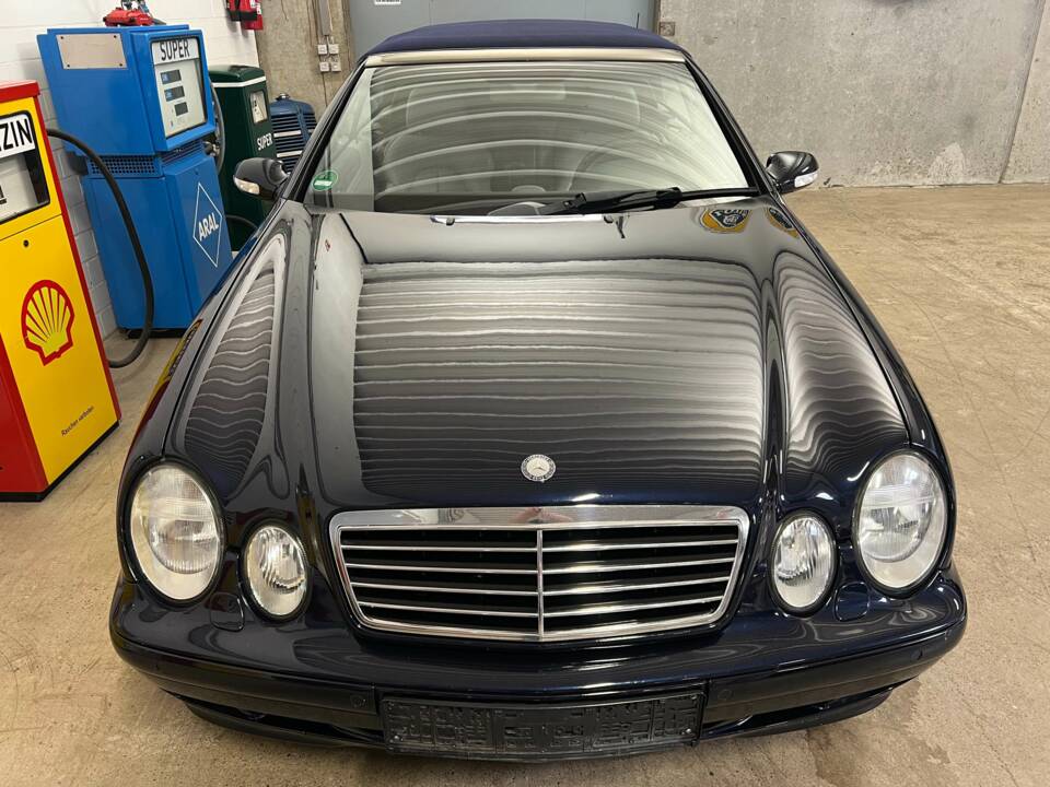Image 5/17 of Mercedes-Benz CLK 320 (2001)
