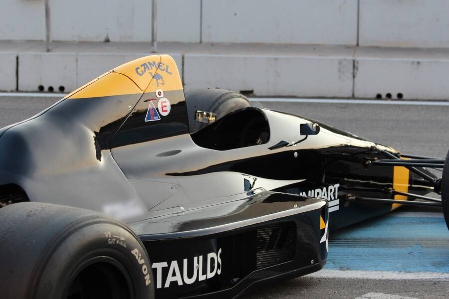 Bild 12/28 von Tyrrell 017 (1988)