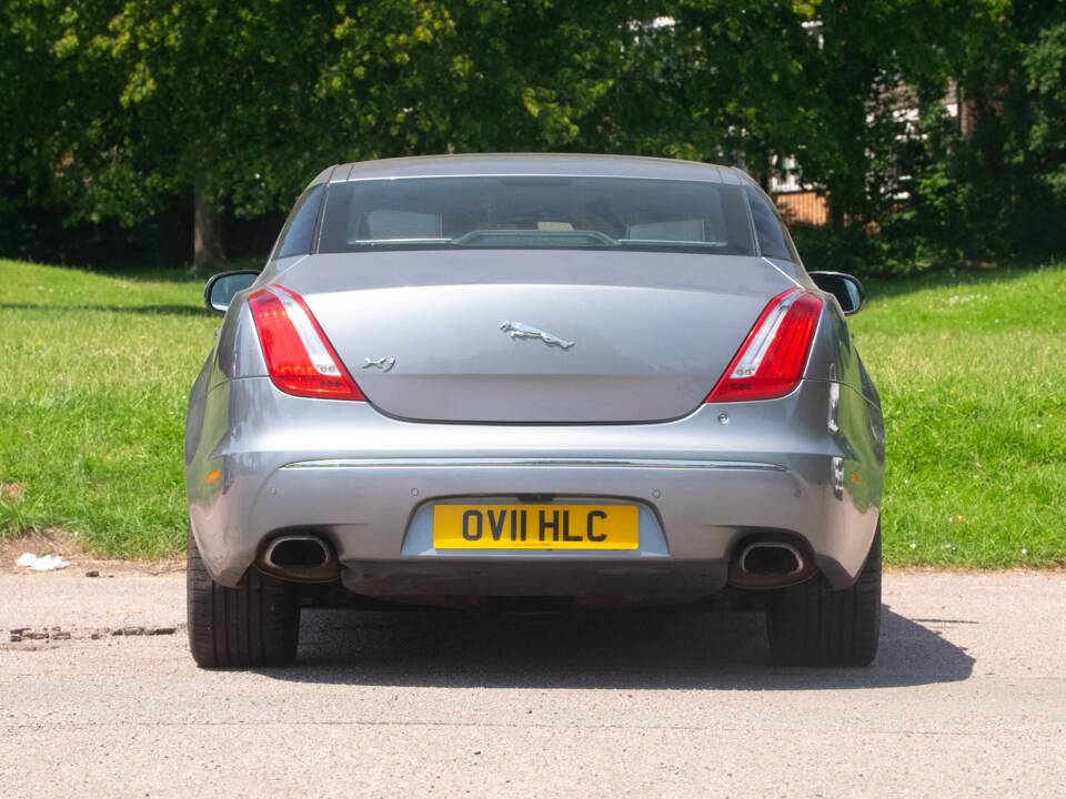 Image 36/50 of Jaguar XJ 5.0 (2011)