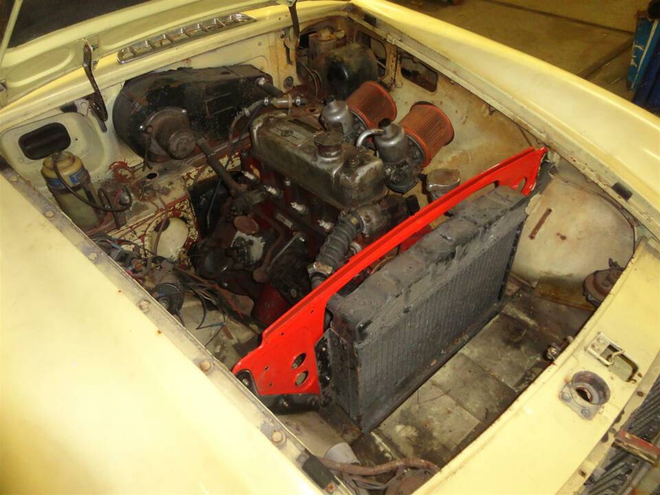 Image 11/34 of MG MGB GT (1970)