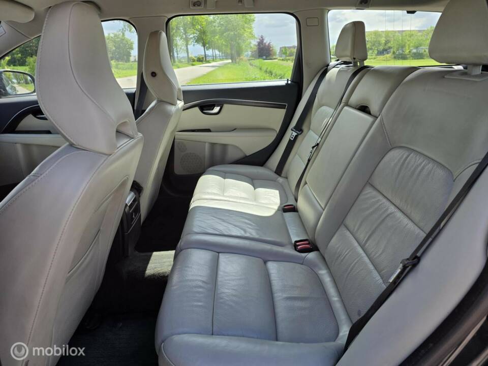 Image 18/44 of Volvo V 70 2.0 T5 (2012)