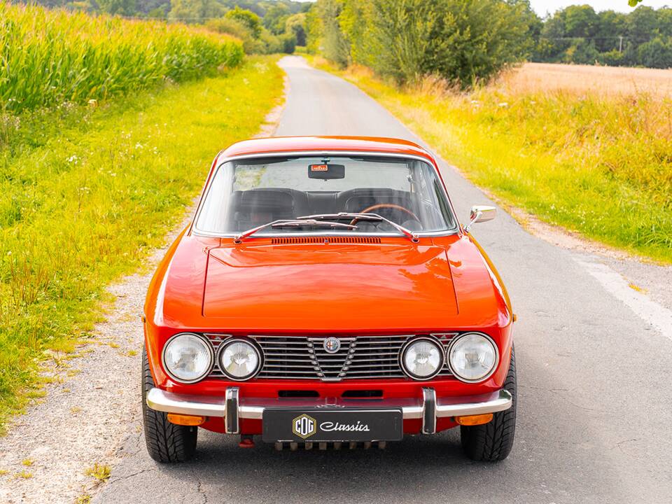 Image 13/53 of Alfa Romeo 2000 GT Veloce (1975)