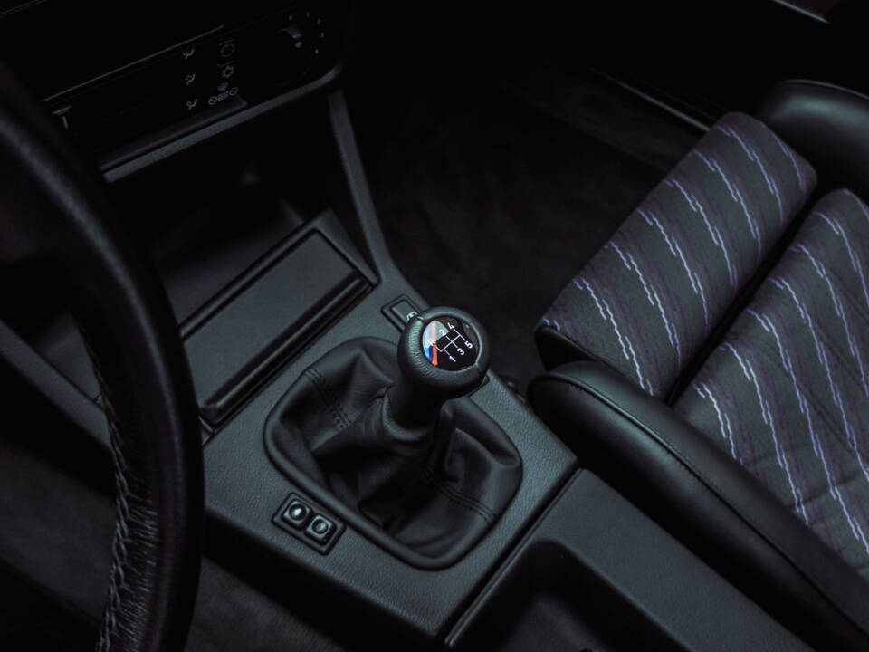 Image 37/42 of BMW 320is (1989)