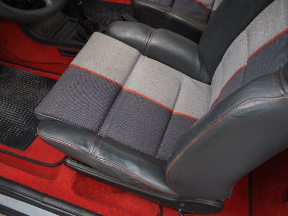 Image 34/50 de Peugeot 205 GTi 1.9 (1988)