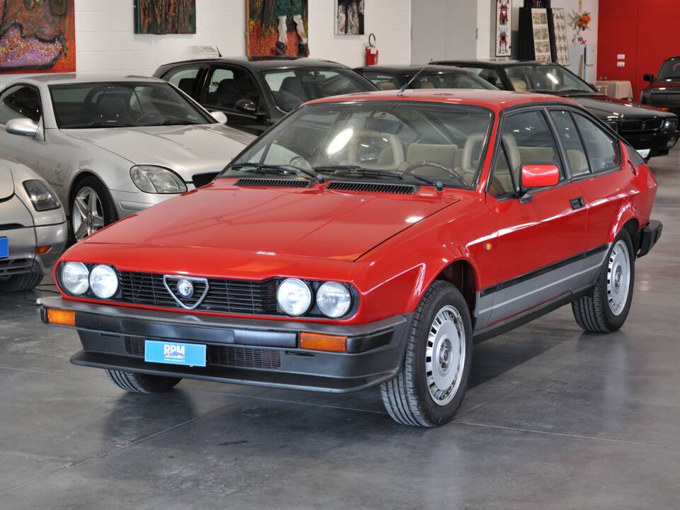 Image 2/28 of Alfa Romeo GTV 2.0 (1984)
