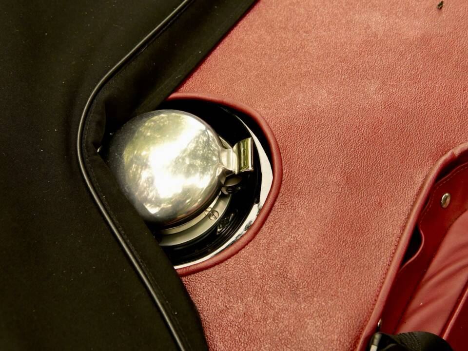 Image 43/50 of Jaguar XK-SS (1967)