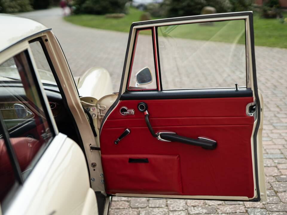 Image 36/42 of Mercedes-Benz 220 SE b (1965)