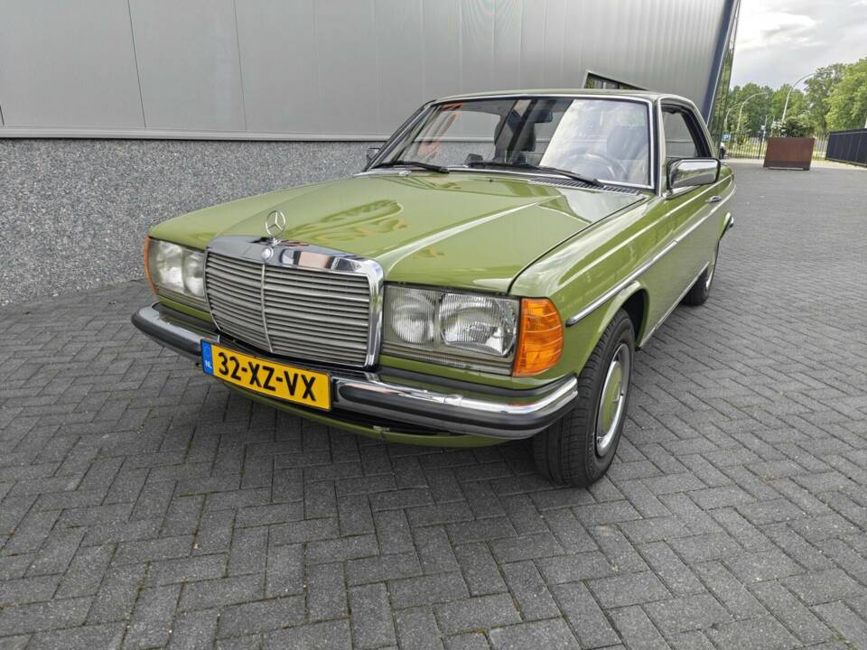 Immagine 8/50 di Mercedes-Benz 230 CE (1982)