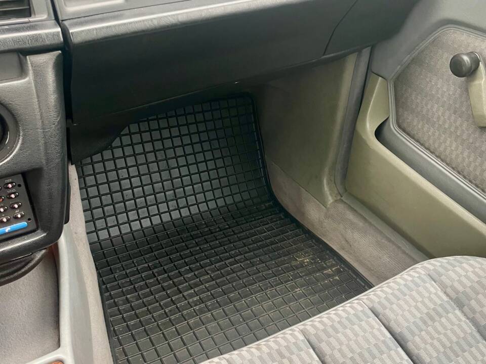 Bild 9/12 von Mercedes-Benz 190 D 2.5 (1990)