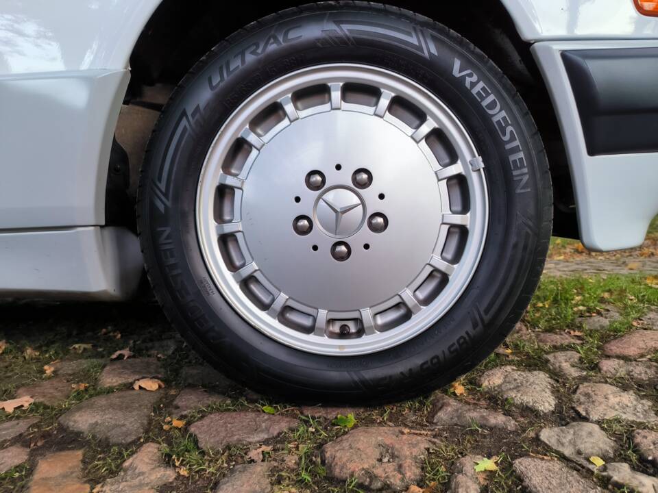 Image 48/78 de Mercedes-Benz 190 E 1.8 (1992)