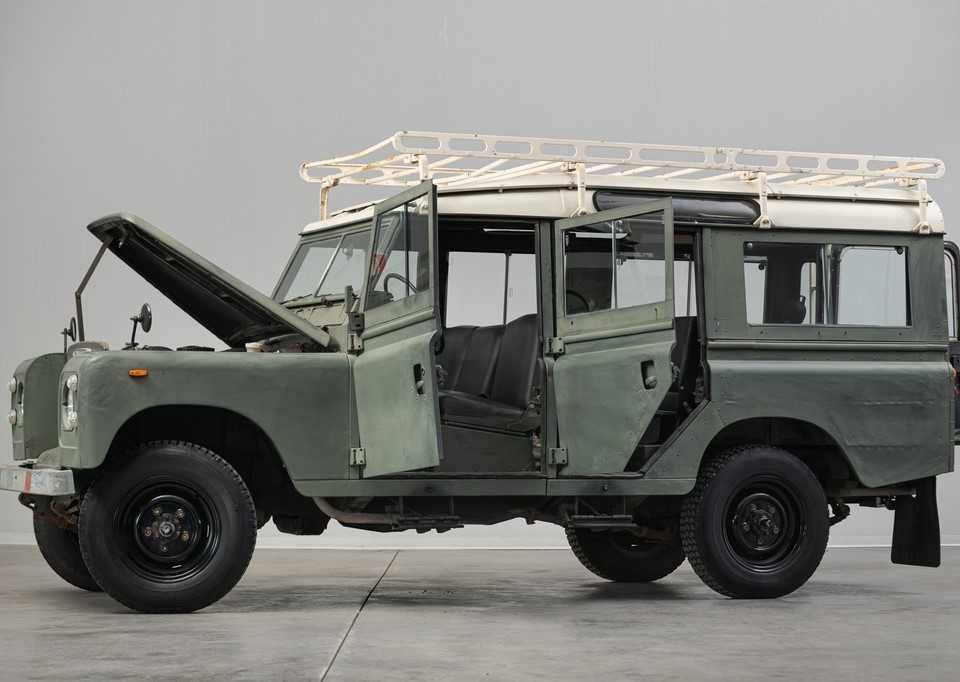 Image 13/50 of Land Rover 109 (1972)