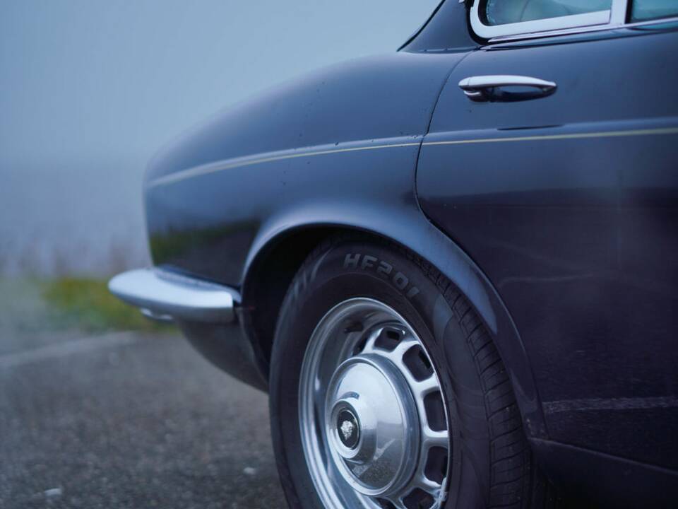 Image 3/26 de Jaguar XJ 6 L 4.2 (1976)
