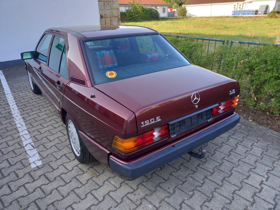 Image 22/137 of Mercedes-Benz 190 E 1.8 Avantgarde &quot;Rosso&quot; (1992)
