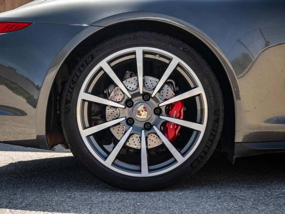Image 13/50 of Porsche 911 Carrera 4S (2013)