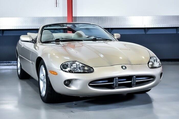 Image 6/7 of Jaguar XK8 4.0 (2000)