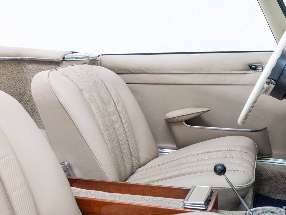Image 19/40 de Mercedes-Benz 250 SL (1967)