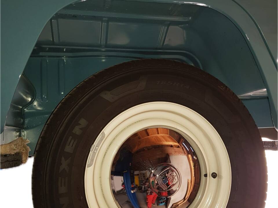 Image 31/33 of Volkswagen T2a minibus (1970)