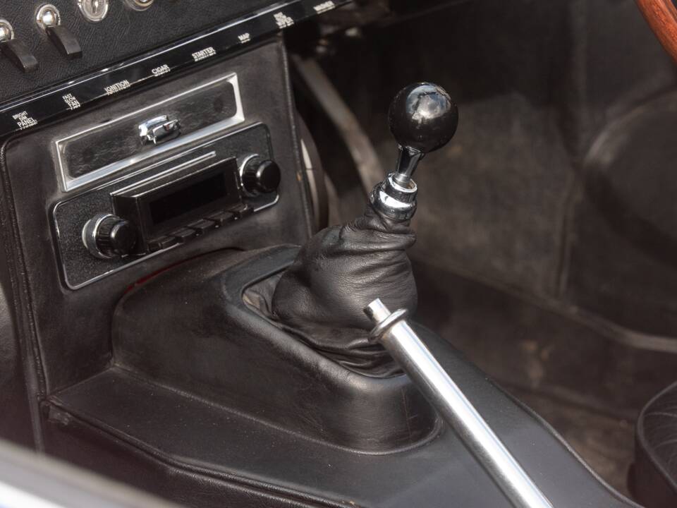 Image 43/50 de Jaguar E-Type (1967)