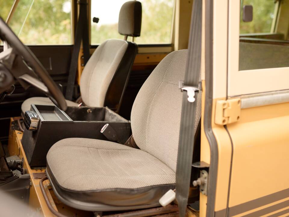 Image 24/42 of Land Rover 110 (1984)