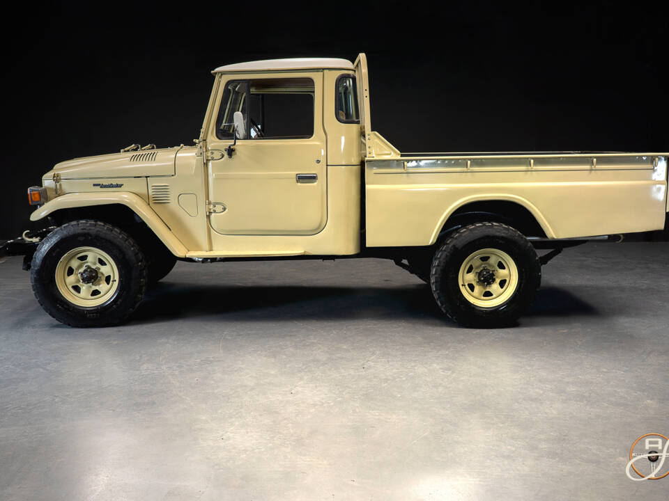 Image 2/21 of Toyota Land Cruiser FJ 45 (1980)