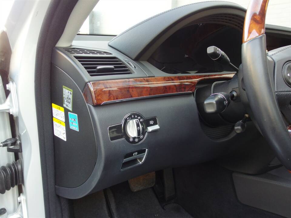 Image 33/98 of Mercedes-Benz S 500 L (2007)