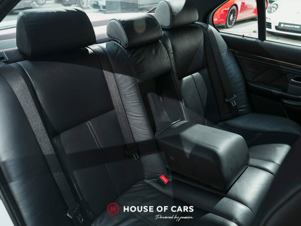 Image 18/23 de BMW 540i (1999)