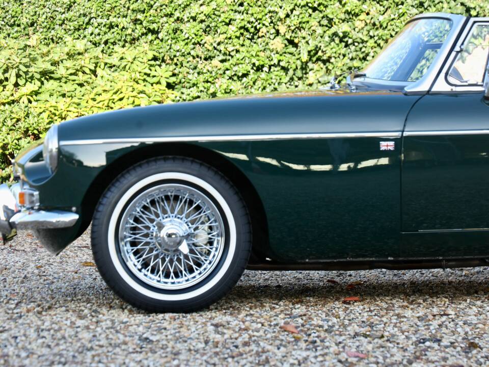 Image 26/50 of MG MGB (1974)