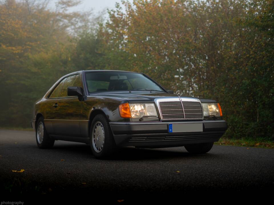 Image 2/36 de Mercedes-Benz 300 CE (1990)