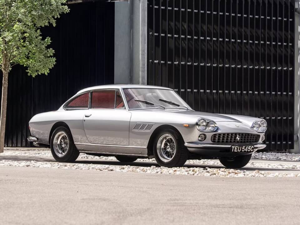 Afbeelding 2/15 van Ferrari 330 GT 2+2 (1965)
