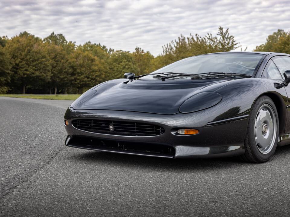 Image 22/60 of Jaguar XJ 220 (1992)