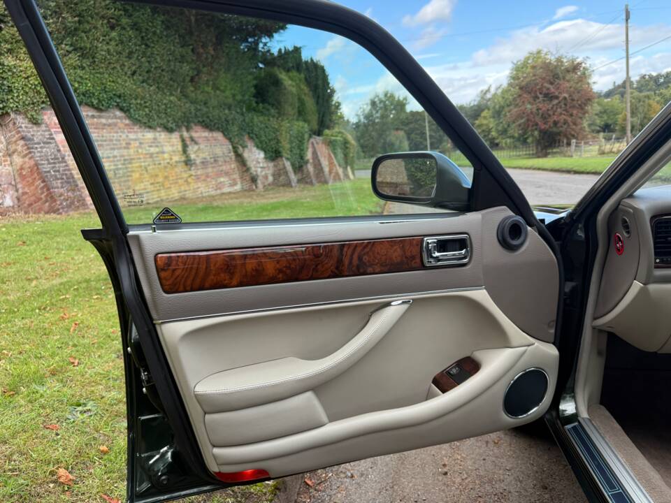 Image 14/31 of Jaguar XJ 6 4.0 Sovereign (1996)