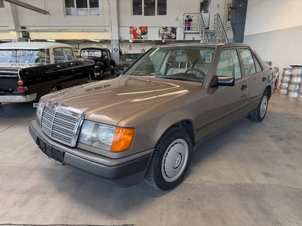 Afbeelding 5/36 van Mercedes-Benz 200 (1988)