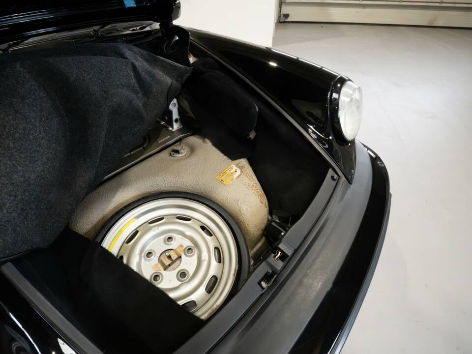 Image 15/38 of Porsche 911 Carrera 3.2 (1986)