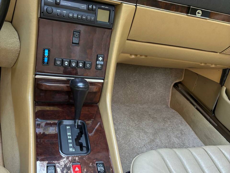 Image 14/30 of Mercedes-Benz 560 SL (1988)