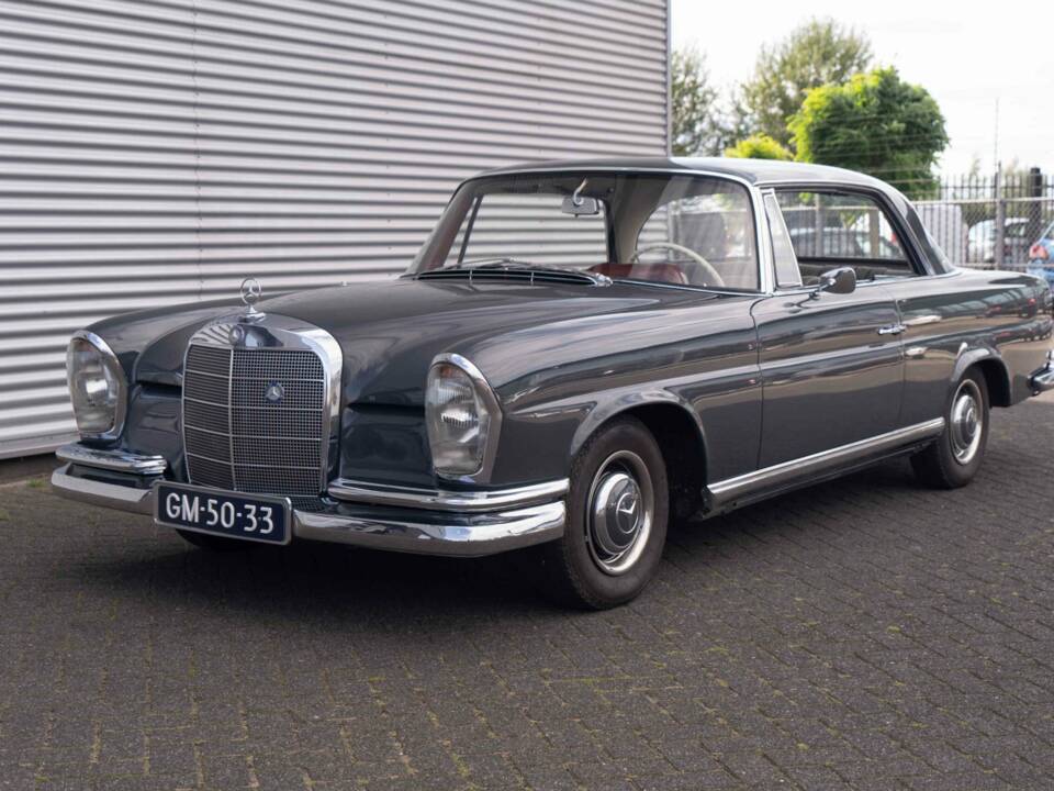 Image 2/6 de Mercedes-Benz 220 SE b (1964)