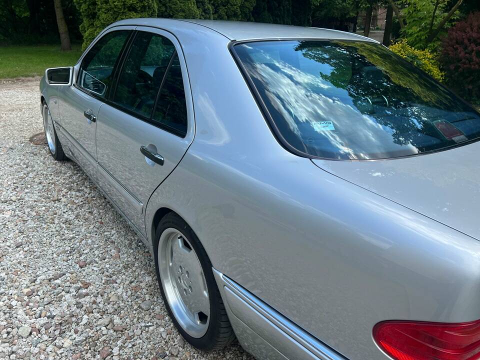 Bild 4/5 von Mercedes-Benz E 55 AMG (1998)