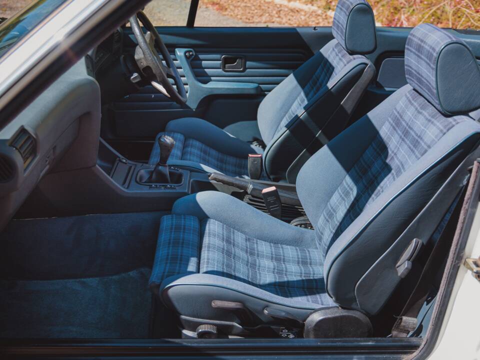Bild 30/36 von BMW 318i (1991)